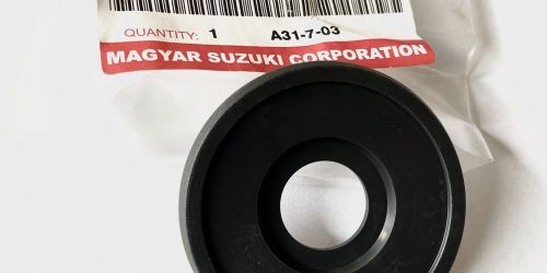 1990-2003 Suzuki Swift - Ablaktekerő kar alátét /Gyári/ Színe: Fekete
Eredeti Suzuki alkatrész: 82972-60B00-5ES 500Ft
